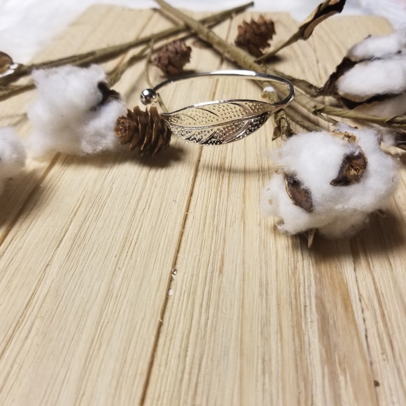 🍃🍃Pretty Leaf Bangle bracelet in SILVER 🍃🍃 - Picture 4 of 8